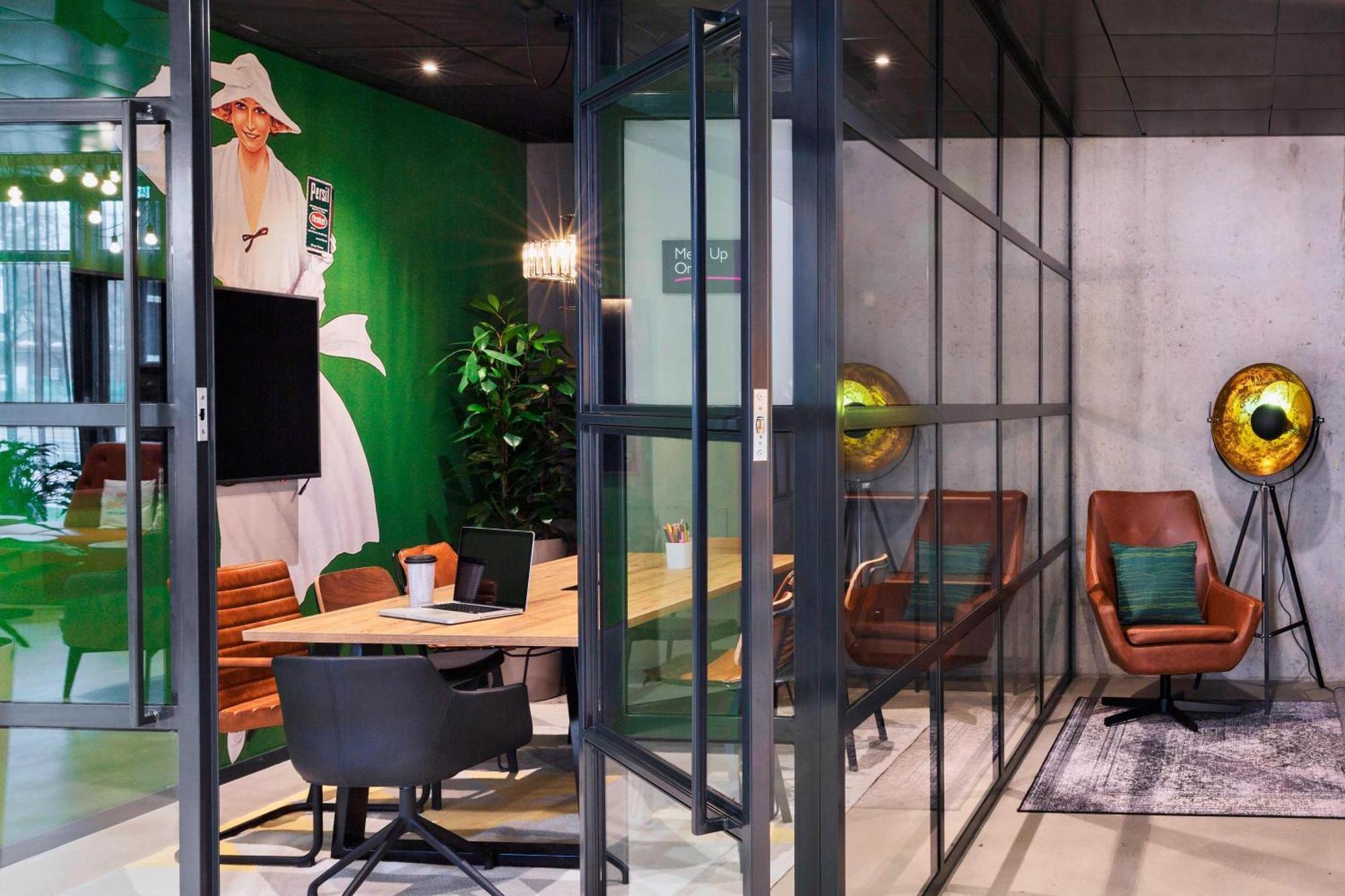 Moxy Duesseldorf South Hotel Bagian luar foto