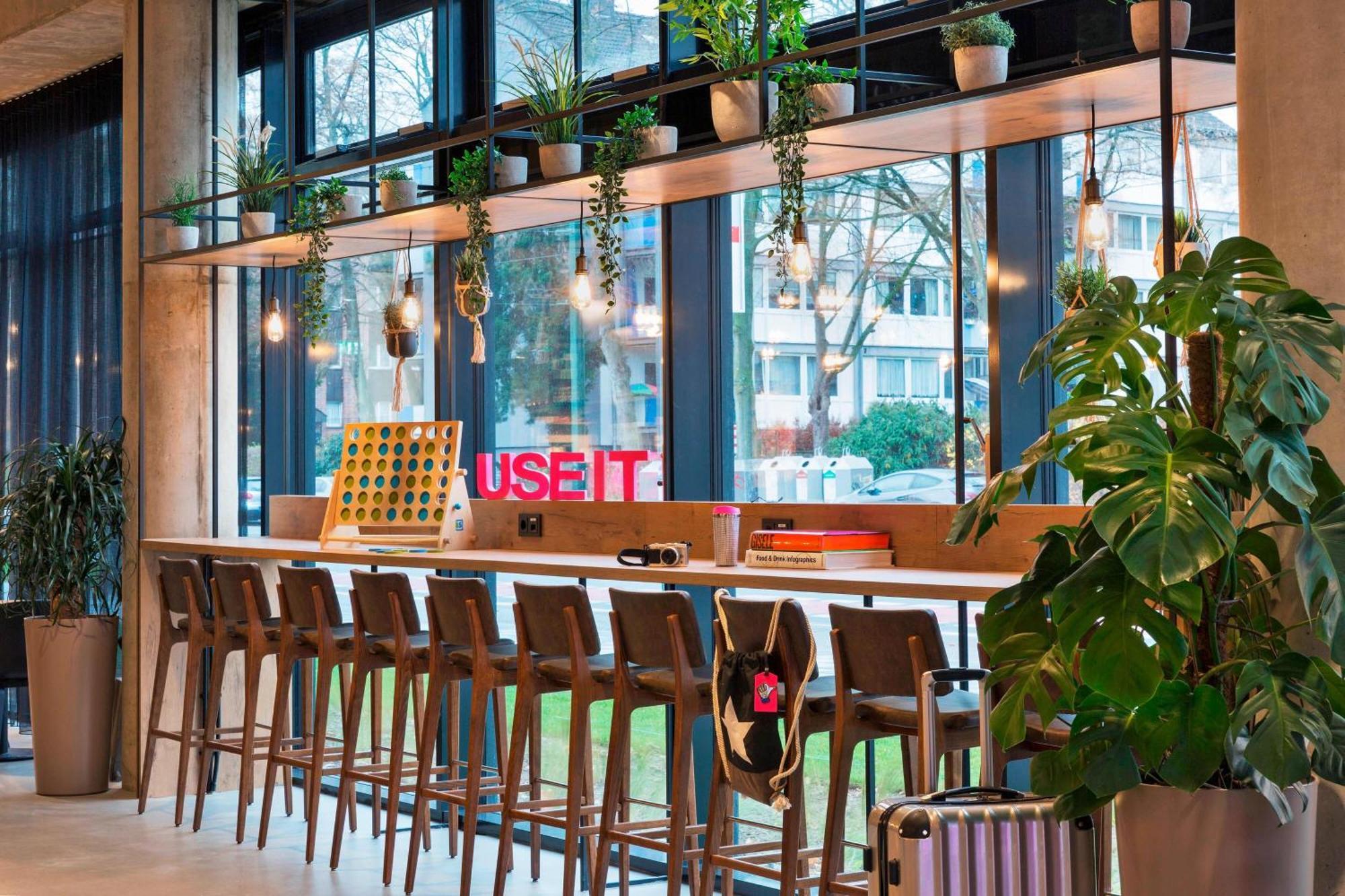 Moxy Duesseldorf South Hotel Bagian luar foto