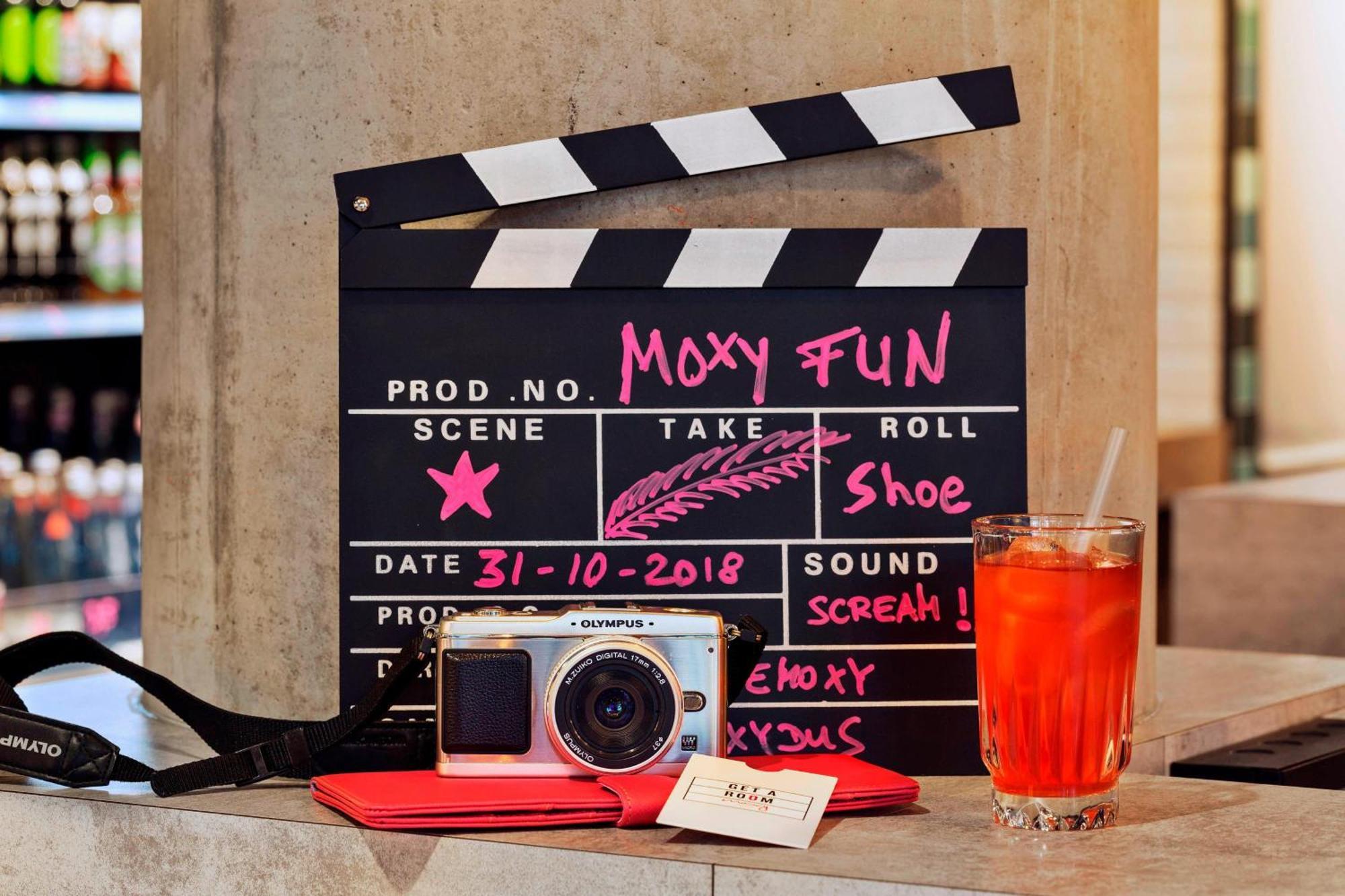 Moxy Duesseldorf South Hotel Bagian luar foto
