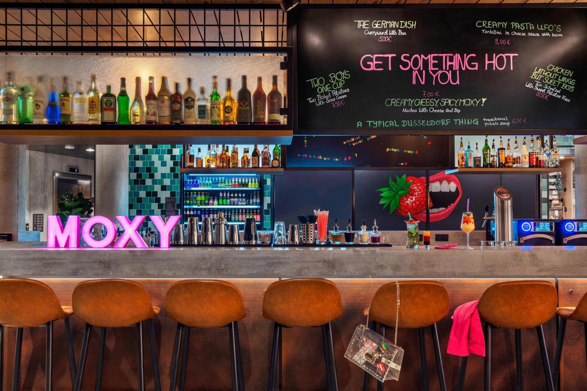 Moxy Duesseldorf South Hotel Bagian luar foto