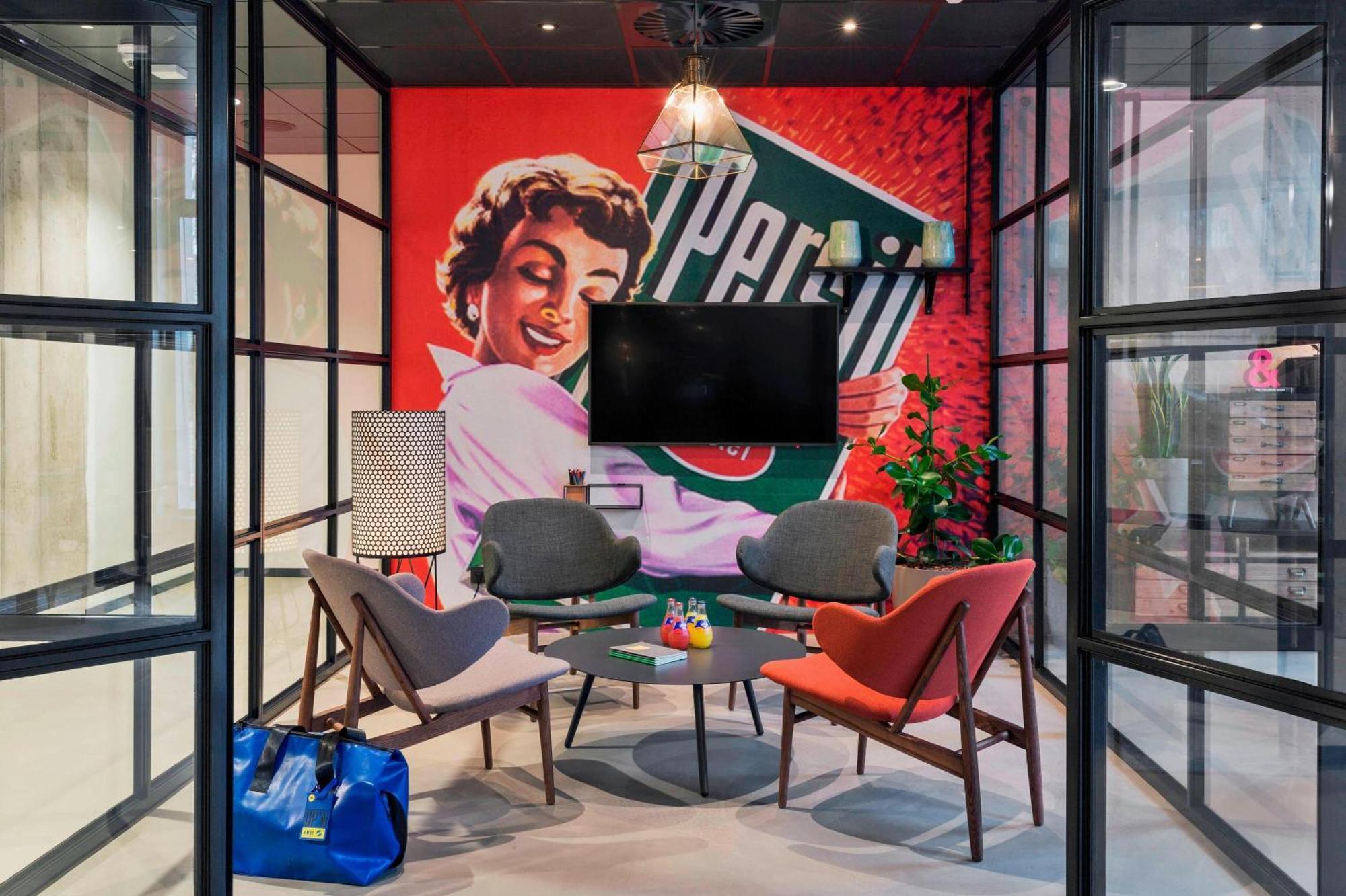 Moxy Duesseldorf South Hotel Bagian luar foto
