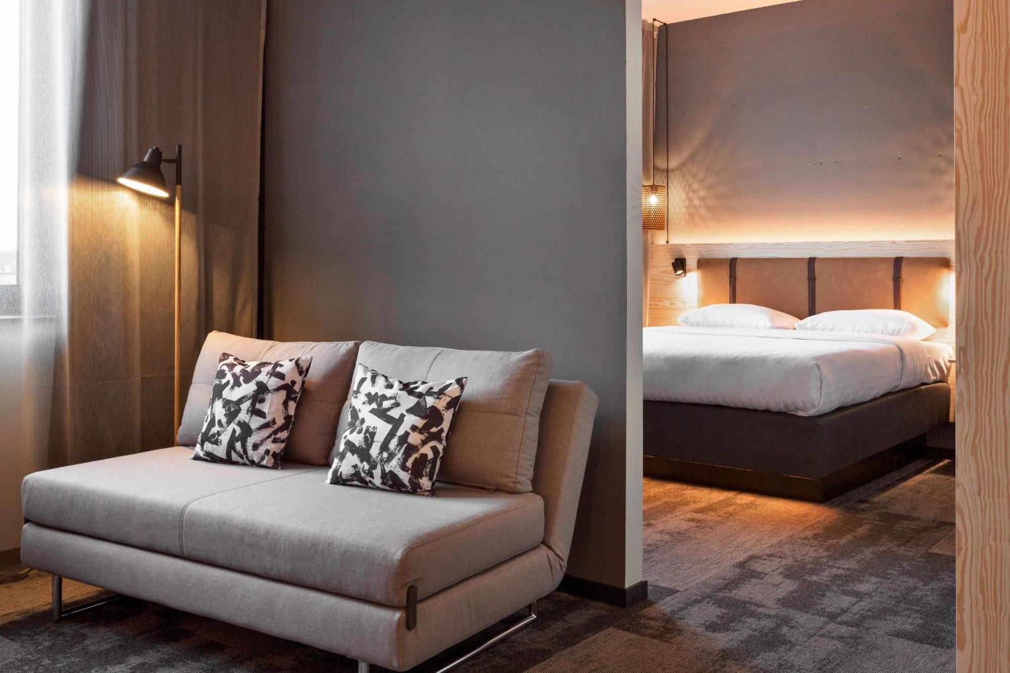 Moxy Duesseldorf South Hotel Bagian luar foto