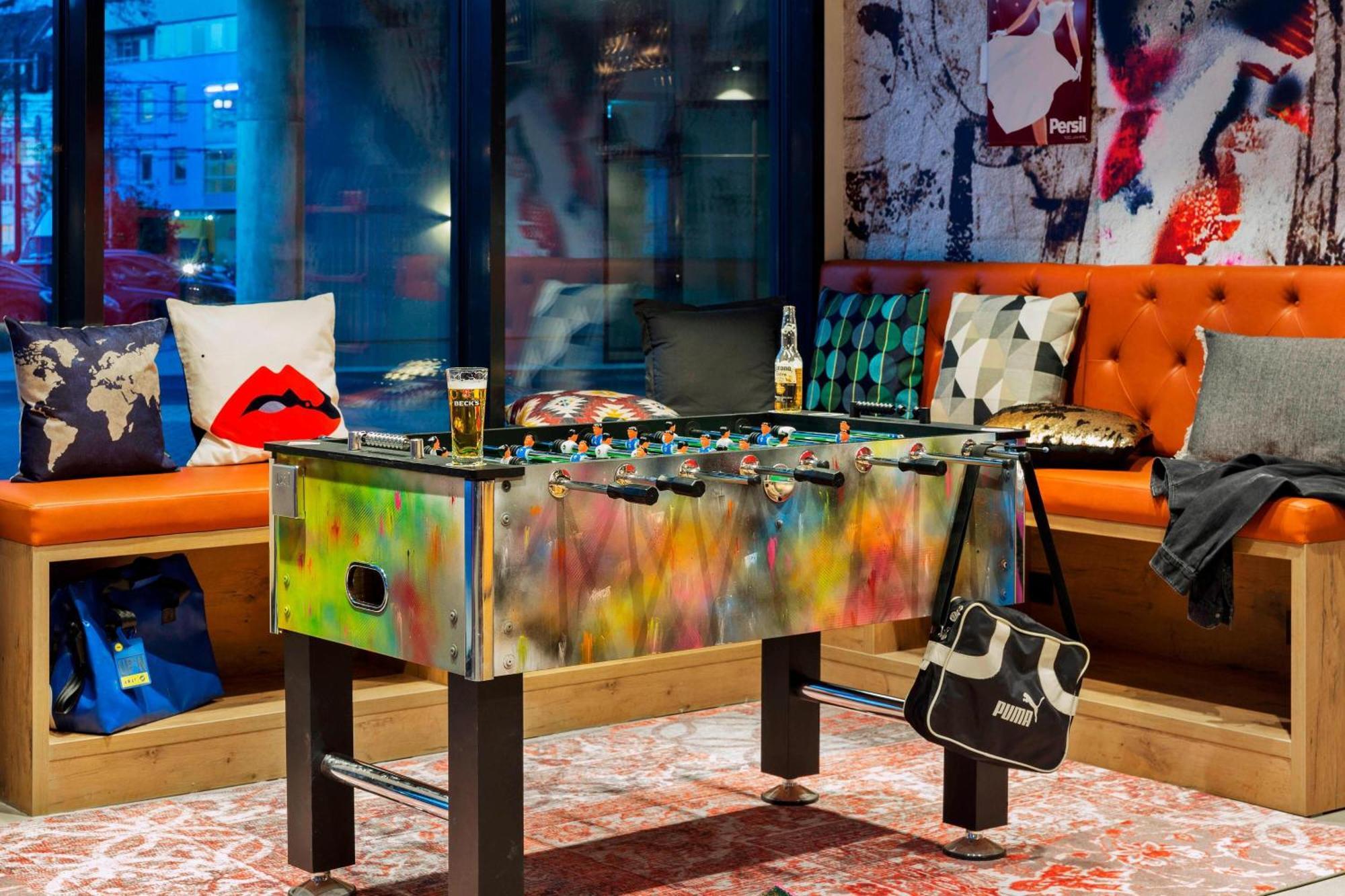 Moxy Duesseldorf South Hotel Bagian luar foto