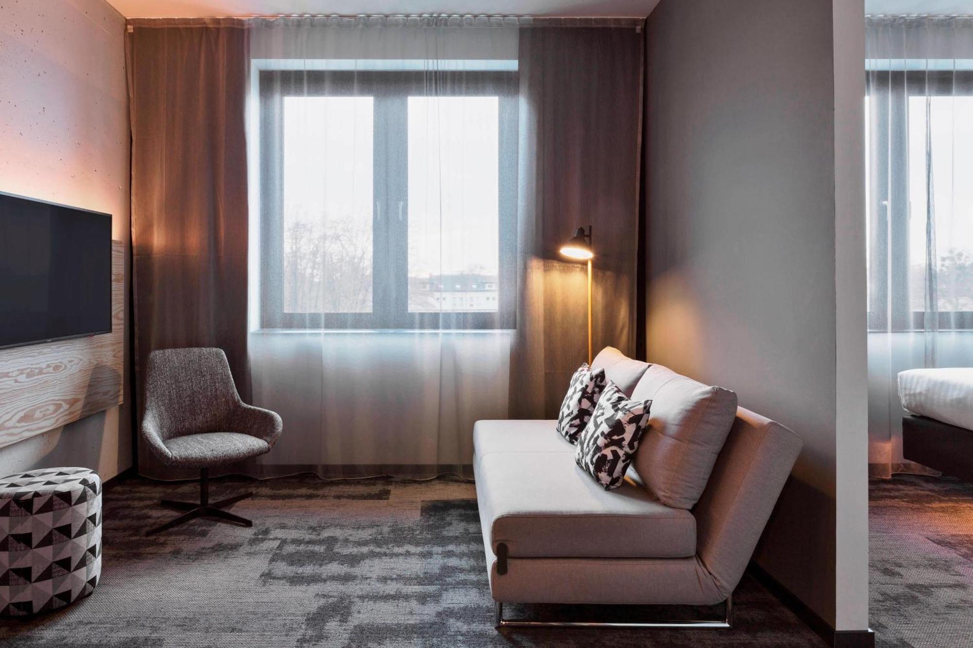 Moxy Duesseldorf South Hotel Bagian luar foto