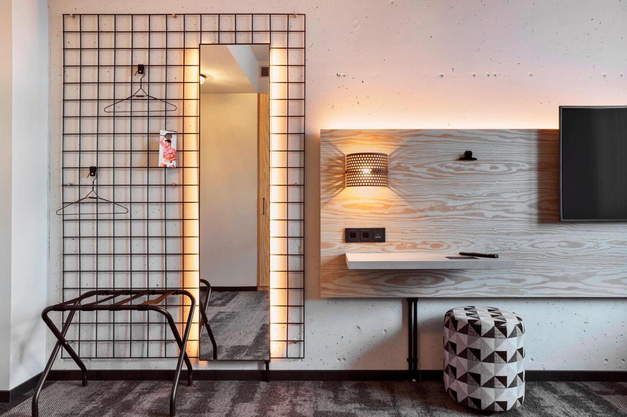 Moxy Duesseldorf South Hotel Bagian luar foto