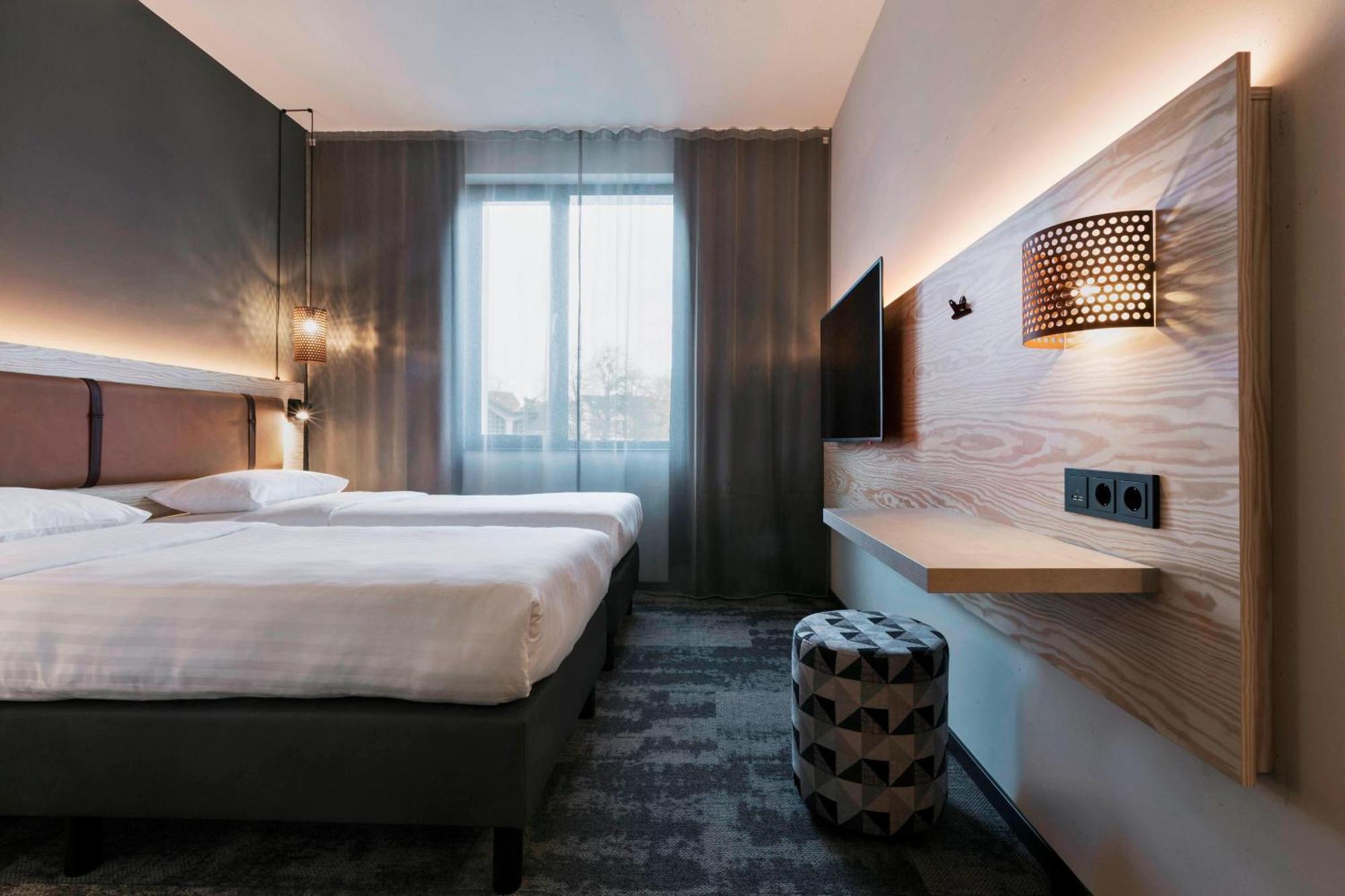 Moxy Duesseldorf South Hotel Bagian luar foto