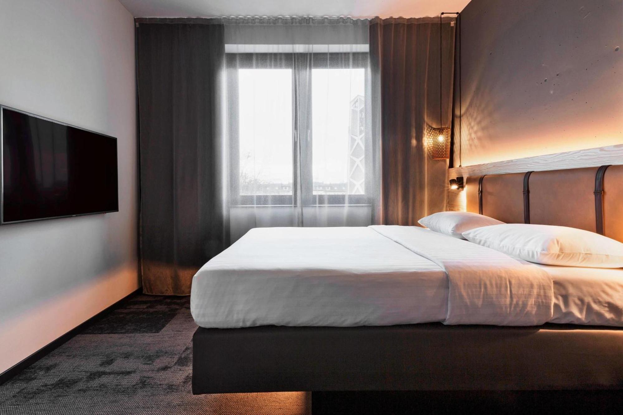 Moxy Duesseldorf South Hotel Bagian luar foto